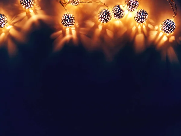 Dunkler Hintergrund Mit Glühbirnen Metallglühbirnen Mit Zartem Muster Urlaubshintergrund Mit — Stockfoto