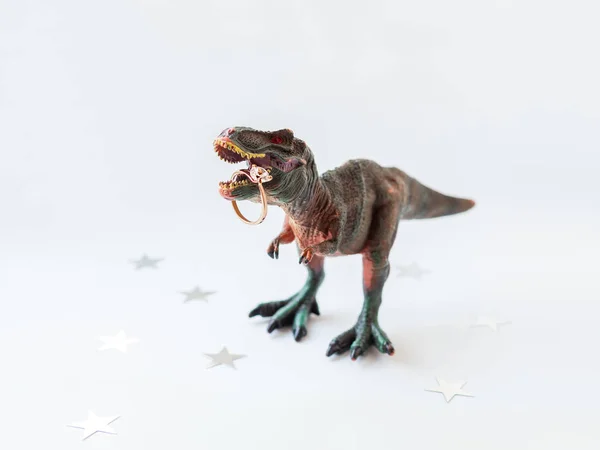 Dinossauro Com Anel Noivado Brinquedo Plástico Com Jóias Casamento Fundo — Fotografia de Stock