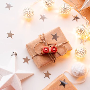 Noel ve yeni yıl sarılmış DIY Kraft kağıt sunar. Hediyelik Oyuncak tren ile rustik iplik ile dekorasyon olarak bağlıdır. Hassas desenli metal ampulleri. Yılbaşı ağacı süsleri.