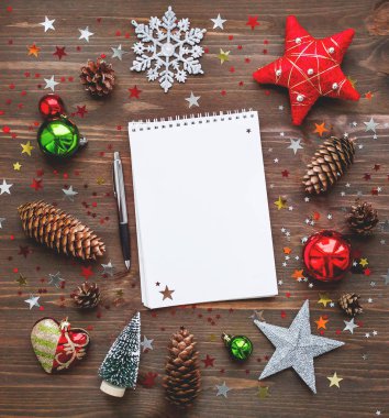 Not Defteri, kalem ve süslemeleri ile Noel ve yeni yıl arka plan. Listelemek veya listelemek için söz vermek-in, metninizi için yerleştirin. Yukarı alay.