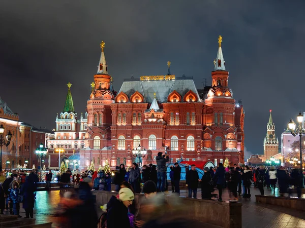 Moskova, Rusya - 03 Ocak 2018. Yerli halk ve turistler devlet Tarih Müzesi yürüyüş. Kremlin yakın yerler gece görünümü. 
