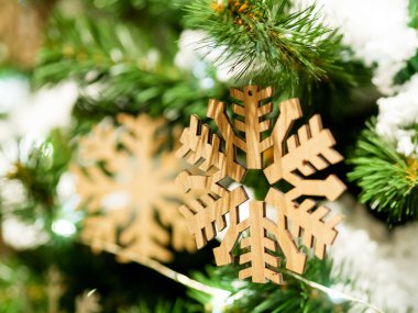 Noel ve yeni yıl rustik dekorasyon - ışık ampuller ile Noel ağacı üzerinde ahşap kar taneleri.