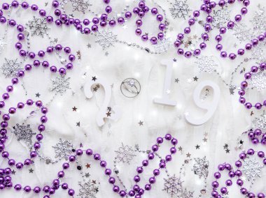 Noel ve yeni yıl arka plan numaraları 2019, Alyans elmas, menekşe süslemeleri ve ampuller ile.