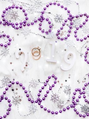 Noel ve yeni yıl arka plan numaraları 2019, Alyans elmas, menekşe süslemeleri ve ampuller ile.