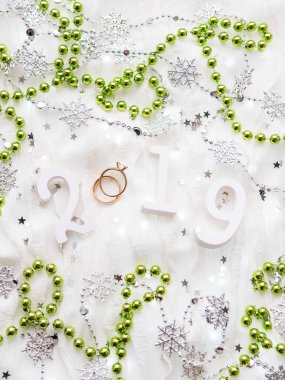 Noel ve yeni yıl arka plan numaraları 2019, yeşil dekorasyonlar, Alyans ve ampulleri.