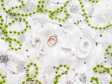 Noel ve yeni yıl arka plan numaraları 2019, yeşil dekorasyonlar, Alyans ve ampulleri.