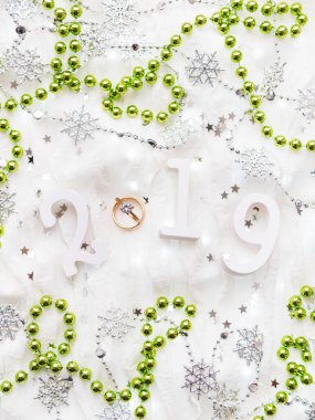 Noel ve yeni yıl arka plan numaraları 2019, yeşil dekorasyonlar, Alyans ve ampulleri.