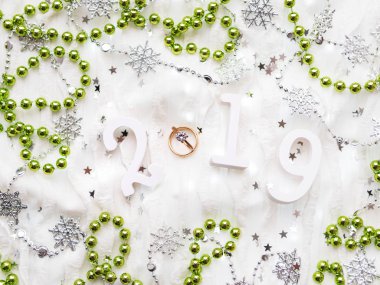 Noel ve yeni yıl arka plan numaraları 2019, yeşil dekorasyonlar, Alyans ve ampulleri.