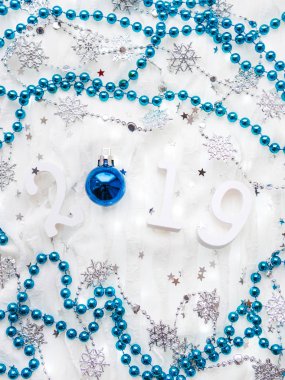 Noel ve yeni yıl arka plan numaraları 2019, gümüş mavi süslemeleri ve ampulleri.