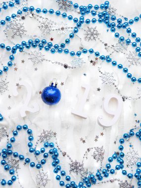 Noel ve yeni yıl arka plan numaraları 2019, gümüş mavi süslemeleri ve ampulleri.