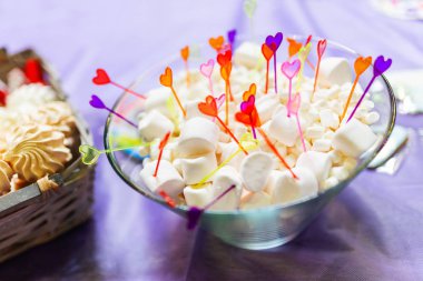 Düğün töreni ya da çocuk Doğum günü partisi üzerinde çikolata. Tablo hatmi ile tören misafirler için dekore edilmiştir..