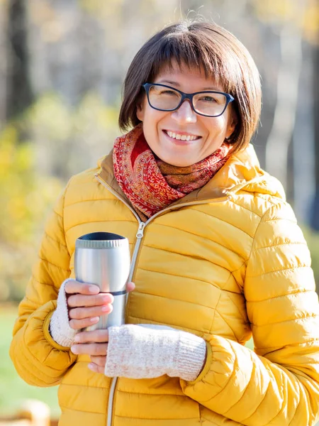 Gelukkig Breed Glimlachende Vrouwen Heldere Gele Jacketis Thermos Beker Houden — Stockfoto