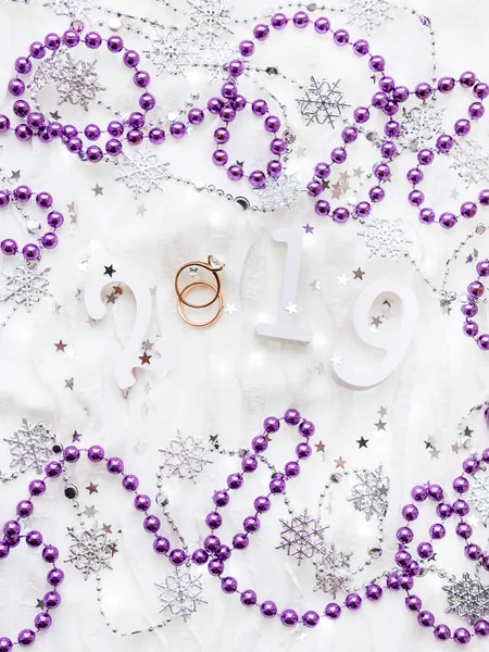 Noel ve yeni yıl arka plan numaraları 2019, Alyans elmas, menekşe süslemeleri ve ampuller ile.