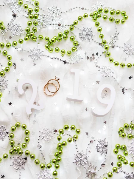 Noel ve yeni yıl arka plan numaraları 2019, yeşil dekorasyonlar, Alyans ve ampulleri.