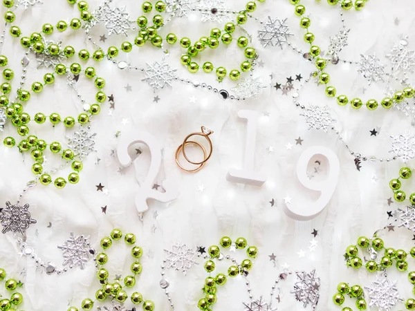 Noel ve yeni yıl arka plan numaraları 2019, yeşil dekorasyonlar, Alyans ve ampulleri.