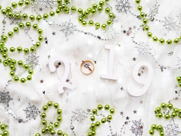 Noel ve yeni yıl arka plan numaraları 2019, yeşil dekorasyonlar, Alyans ve ampulleri.