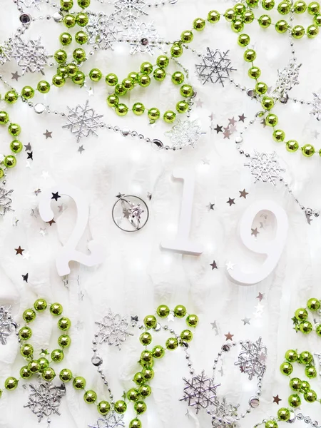 Noel ve yeni yıl arka plan numaraları 2019, yeşil dekorasyonlar, Alyans ve ampulleri.