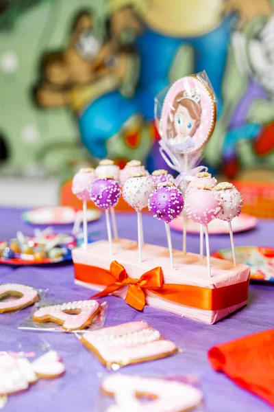 Bar Doces Festa Aniversário Infantil Mesa Decorada Com Bolos Coloridos — Fotografia de Stock