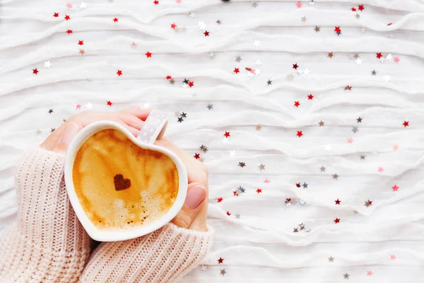 Mujer Sostiene Una Taza Café Caliente Con Corazón Canela Fondo — Foto de Stock