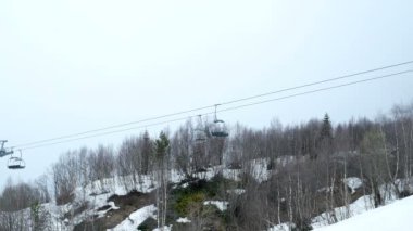 Boş füniküler kabin teleferik sis ile devam edin. Timelapse görüntüleri. Sabah erken gezi yukarıda Mestia, Gürcistan'daki sisli orman.