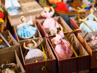 Moskova, Rusya - 02 Aralık 2018. Vintage yılbaşı dekorasyon - pamuk, dekoratif oyuncak Noel ağacı için zarif balerin yapılmış. 