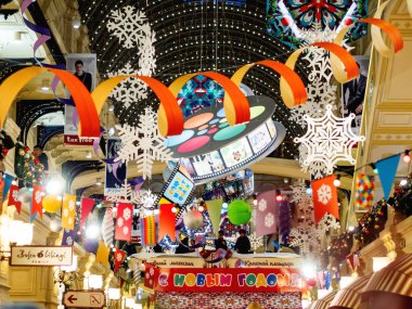 Moskova, Rusya - 16 Aralık 2017. Sakız (ana mağaza) yeni yıl ve Noel Fuarı için dekore edilmiştir. Ampuller ile renkli süslemeleri.