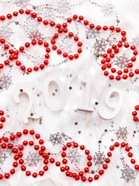 Noel ve yeni yıl arka plan numaraları 2019, kırmızı süslemeleri ve ampulleri.