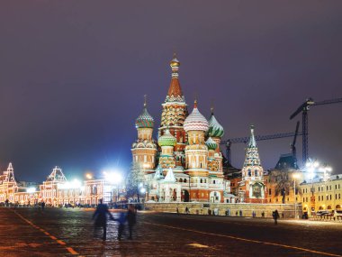 Ünlü simge - St Basil Katedrali Kremlin kırmızı meydanında. Kış akşamları Moskova, Rusya Federasyonu.