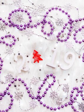 Noel ve yeni yıl arka plan numaraları 2019, kızıl çam ağacı, gümüş, mor dekorasyon ve ampulleri.