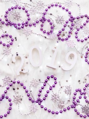 Noel ve yeni yıl arka plan numaraları 2019, menekşe süslemeleri ve ampulleri.