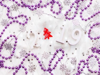 Noel ve yeni yıl arka plan numaraları 2019, kızıl çam ağacı, gümüş, mor dekorasyon ve ampulleri.