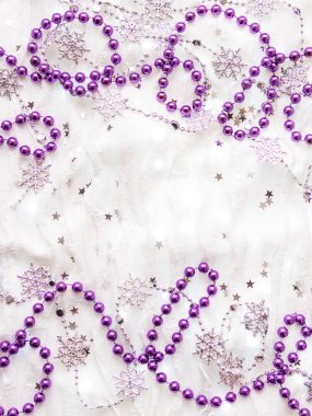 Menekşe süslemeleri, kar taneleri ve ampuller ile Noel ve yeni yıl arka plan. Metin için yer.