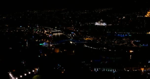 Ночная панорама столицы Грузии Тбилиси. Администрация президента ночью с освещением и движущимися автомобилями — стоковое видео