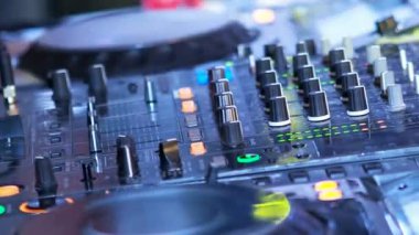 Moskova, Rusya - Januaty 12, 2018. Dj karıştırma konsol görüntülerini kapatın. Renkli ampüller ışık ile vurgulanan taraf için müzikal donanımları