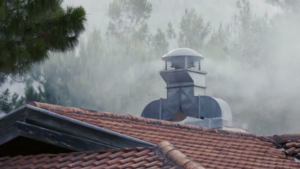 De la fumée sort de la cheminée sur le toit. La turbine de ventilation fonctionne. Extraction de vapeur et de fumée de la cuisine . — Video