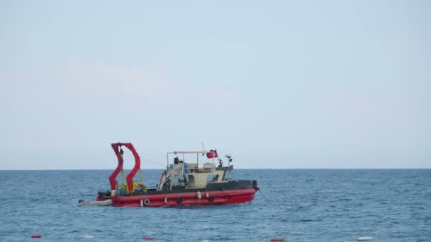 KEMER, TURQUÍA - 12 de mayo de 2018. Barco de dragado balanceándose sobre las olas marinas . — Vídeo de stock