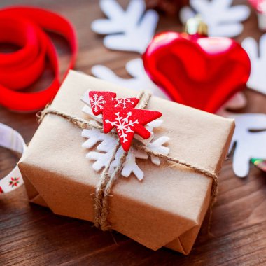 Noel ve yeni yıl arka plan sunar, kurdeleler, topları ve ahşap arka plan üzerinde farklı süslemeler ile.