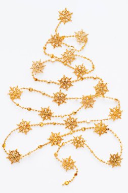 Noel ağacı altın kar tanesi çelenk yaptı. Metin için yer ile yeni yıl sembolü. Düz yatıyordu, en iyi görünümü.