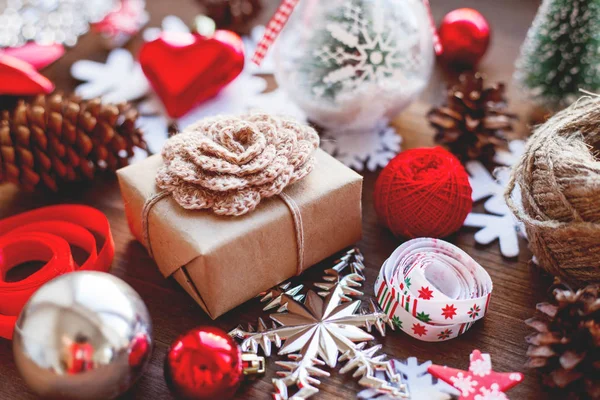 Karácsonyi Újévi Háttér Bemutatja Szalagok Labdák Más Dekorációk Háttér Ajándék — Stock Fotó