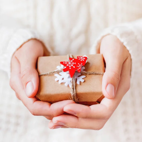 Donna Maglia Maglione Sta Tenendo Regalo Natale Confezionato Carta Artigianale — Foto Stock