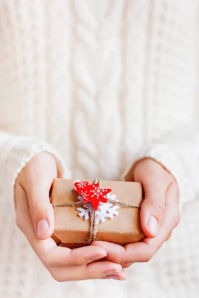 Donna Maglia Maglione Sta Tenendo Regalo Natale Confezionato Carta Artigianale — Foto Stock