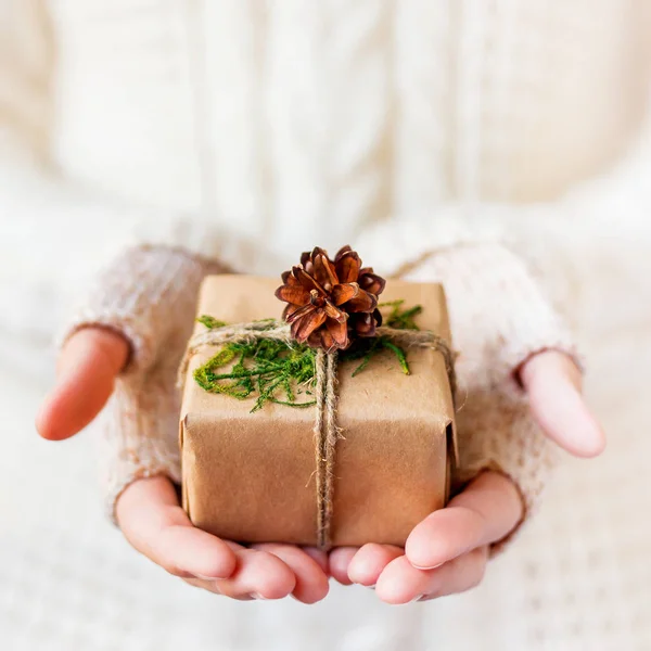 Maglione Donna Maglia Bianca Con Regalo Confezionato Carta Artigianale Con — Foto Stock