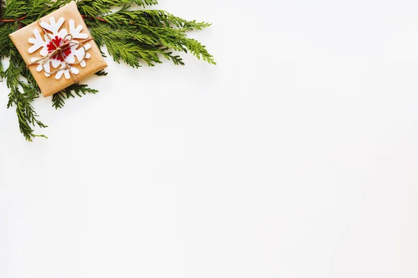 Karácsonyi Újévi Háttér Arborvitae Jelen Csomagolva Kézműves Papír Hópelyhek Lapos — Stock Fotó