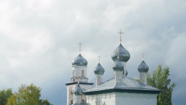 Kostel Narození Panny Marie. Náboženské mezník v Kargopol, Archangelská oblast, Rusko. — Stock video