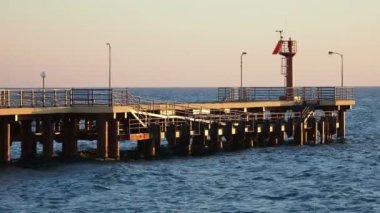 Pier deniz feneri ile. Sunset Bulvarında Karadeniz, Adler, Rusya Federasyonu.