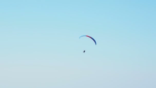 Toeristische met instructeur zweven in de lucht op een paraglider. Toeristische attractie over Rose Peak road kabelbaanstation. Rosa choetor, Rusland. — Stockvideo