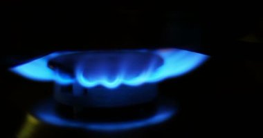 Bir gaz gaz Ocak mavi alevleri. Karanlıkta Ocakta ateş.