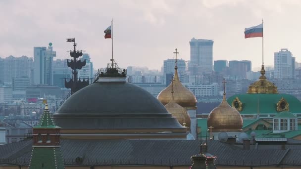 Havadan görünümü Moskova tarihi merkezinde Merkez çocuk deposundan üzerinde. Senato üzerinde Rus bayrakları ile görüntüleyin. Moscow, Rusya Federasyonu. — Stok video