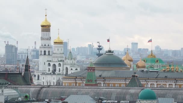 Flygfoto på historiska centrala Moskva från centrala barn-butik. Visa på senaten med ryska flaggor och Ivan den stores klocktorn. Moscow, Ryssland. — Stockvideo