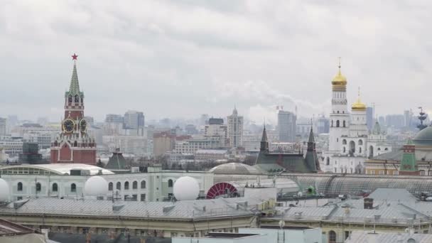 Flygfoto på historiska centrala Moskva från centrala barn-butik. Visa på Main varuhuset och Ivan den stores klocktorn. Moscow, Ryssland. — Stockvideo